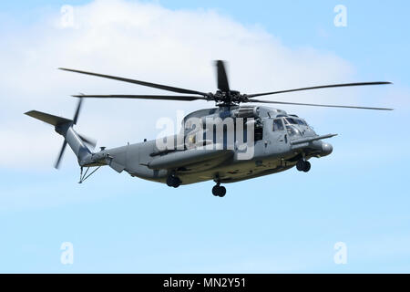 Sikorsky USAF MH-53M'ouvrir de bas le 21e Escadron d'opérations spéciales à l'atterrissage à là qu'est la base de la RAF Mildenhall. Banque D'Images