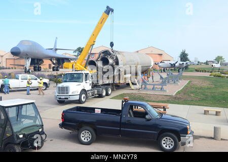 Les membres des équipes de la 28e Escadron de génie civil se préparer pour déplacer une partie d'un missile Titan I sur son affichage à l'air du Dakota du Sud et de l'espace du 16 août, 2017. Il a fallu l'équipe près de trois heures de lever les près de 12 000 lbs en place des missiles.(U.S. Air Force photo par un membre de la 1re classe Randahl J. Jenson) Banque D'Images