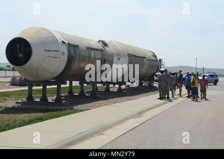 Les visiteurs admirer les presque-finis Titan Missile Je montre au Dakota du Sud l'air et de l'espace, le 16 août 2017. Après 35 000 $ et deux ans de planification, le projet devrait être terminé d'ici la fin de septembre, une fois que le nez est placé sur le missile. (U.S. Air Force photo par un membre de la 1re classe Randahl J. Jenson) Banque D'Images