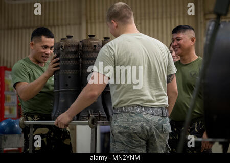 L'Armée de l'air philippine de l'US Air Force et les étudiants d'entretien d'aéronefs C-130H Hercules inspecter les boîtes de turbine au cours d'un stage de formation sur les mains, le 22 août 2017, à Yokota Air Base, le Japon. Le cours conjoint contribue à renforcer les relations bilatérales entre le Philippine et la U.S. Air Force. (U.S. Air Force photo par un membre de la 1re classe Donald Hudson) Banque D'Images