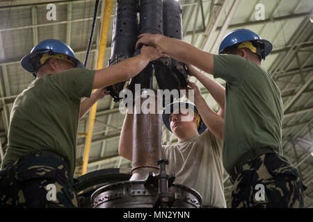 L'Armée de l'air philippine et la maintenance des aéronefs de l'US Air Force les élèves installer éolienne poubelles dans un C-130H Hercules moteur, 22 août 2017, à Yokota Air Base, le Japon. Le cours conjoint contribue à renforcer les relations bilatérales entre le Philippine et la U.S. Air Force. (U.S. Air Force photo par un membre de la 1re classe Donald Hudson) Banque D'Images