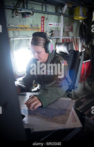 Le major Kimberly Spusta, 53e Escadron de reconnaissance Météo Météo de reconnaissance aérienne, l'agent recueille des données météorologiques pour le National Hurricane Center pendant un vol dans l'ouragan Harvey le 24 août 2017 sur la base aérienne de Keesler, Mississippi. (U.S. Air Force photo/Le s.. Heather Heiney) Banque D'Images