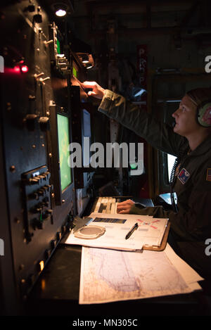 Le major Kimberly Spusta, 53e Escadron de reconnaissance Météo Météo de reconnaissance aérienne, l'agent recueille des données météorologiques pour le National Hurricane Center pendant un vol dans l'ouragan Harvey le 24 août 2017 sur la base aérienne de Keesler, Mississippi. (U.S. Air Force photo/Le s.. Heather Heiney) Banque D'Images