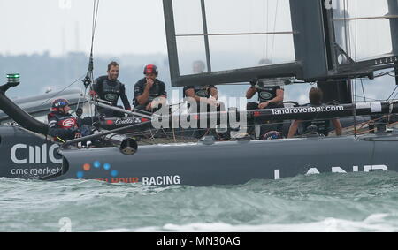 PORTSMOUTH, ANGLETERRE - 24 juillet : Sir Ben Ainslie avec l'équipage célébrer après avoir remporté à bord du bateau de l'équipe Bar Land Rover le 24 juillet 2016 à Portsmouth, en Angleterre. Banque D'Images