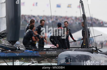 PORTSMOUTH, ANGLETERRE - 24 juillet : Sir Ben Ainslie avec l'équipage célébrer après avoir remporté à bord du bateau de l'équipe Bar Land Rover le 24 juillet 2016 à Portsmouth, Angleterre Banque D'Images