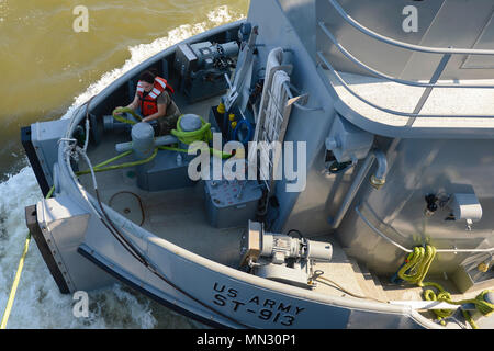 La CPS de l'armée américaine. Kayla Pfertsh, 73e, 10e compagnie de transport trans. Bataillon, 7e Trans. (Brigade) expéditionnaire le matelot, obtiendra un Landing Craft Utility vessel à un grand bateau remorqueur lors d'une mission de formation à Joint Base Langley-Eustis, en Virginie, le 22 août, 2017. Après le remorquage le LCU sur la James River, les soldats de la flotte de réserve il connecté à une bouée ancrée comme une mesure de sécurité en cas de conditions météorologiques. Banque D'Images