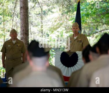 170825-N-TC277- BANGOR, Washington (Août 25, 2017) Le capitaine Nicholas Tilbrook, de Chicago, Illinois, commandant de l'escadre de sous-marins, 17, prononce une allocution lors de la cérémonie de passation de commandement pour l'équipage bleu de la classe Ohio-sous-marin USS Alabama (SNLE) 735. Le cmdr. Hans Fosser, de Port Townsend, Washington, a relevé le capitaine Tchad Hennings, de Chicago, Illinois, en tant que commandant au cours de la cérémonie qui a eu lieu à l'arrêt de l'Administration de l'équipage Pavillion. (U.S. Photo de la marine par le lieutenant Cmdr. Michael Smith/libérés) Banque D'Images