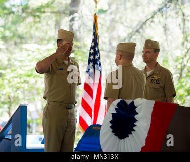 170825-N-TC277- BANGOR, Washington (Août 25, 2017) Le capitaine Tchad Hennings, de Chicago, Illinois, salue le Cmdr. Hans Fosser, de Port Townsend, Washington, après qu'il est soulagé comme commandant au cours d'une cérémonie de passation de commandement pour l'équipage bleu de la classe Ohio-sous-marin USS Alabama (SNLE) 735. La Pennsylvanie est l'un des huit classe Ohio-sous-marins de missiles balistiques par homeported à base navale Kitsap-Bangor. (U.S. Photo de la marine par le lieutenant Cmdr. Michael Smith/libérés) Banque D'Images