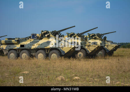 Trois blindés ukrainiens du 1er Bataillon, 95e brigade aéromobile séparé attendre avant de leur équipage mener un mouvement amphibie de l'exercice au centre d'instruction au combat de Yavoriv le Centre de sécurité et de maintien de la paix internationale dans l'ouest de l'Ukraine, le 26 août. Observateur CCT Yavoriv Formateurs Coach et l'US Army's 45th Infantry Brigade Combat Team, a dirigé la formation des soldats du 1er Bataillon, 95e brigade aéromobile distincts pendant la rotation du bataillon par le CCT de Yavoriv. La 45e est déployée à l'Ukraine dans le cadre du Projet conjoint de formation multinationale Banque D'Images