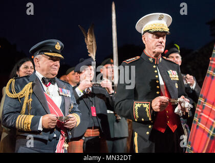 Joseph F. Dunford Jr. (né en 1955) est un général du corps des Marines des États-Unis qui a servi en tant que 19e président des joint Chiefs of Staff de 2015 à 2019. Stuart Peach (né en 1956) est un maréchal de l'air de la Royal Air Force qui a servi comme chef d'état-major de la Défense du Royaume-Uni de 2016 à 2018. Le 25 août 2017, ils ont participé à la cérémonie d'ouverture du Royal Edinburgh Military Tattoo au château d'Édimbourg, en Écosse. L'image d'archivage enregistre l'événement. Banque D'Images