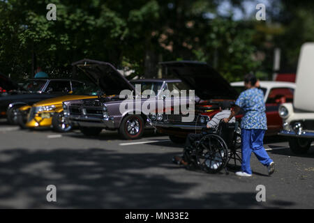 Un ancien combattant est poussé passé classic cars au New Jersey Veterans Memorial Home à Vineland, N.J., le 27 août, 2017. Les véhicules sont une partie de la 10e édition du salut à nos anciens combattants, une balade à moto et dédié à la croisière des anciens combattants qui vivent à la maison. Plus de 500 véhicules et 200 motos ont participé à l'événement. (U.S. Air National Guard photo par le Sgt. Matt Hecht/libérés) Banque D'Images