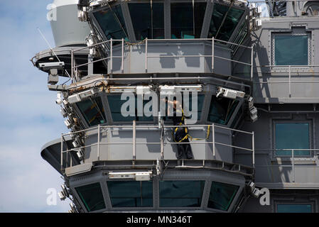 170824-N-EA818-078 OCÉAN ATLANTIQUE (16 août 2000 24, 2017) matelot timonier Kalee Bosley nettoie windows sur le niveau 0-9 de la superstructure du porte-avions USS Harry S. Truman (CVN 75). Harry S. Truman est en cours pour la préparation du navire sur mesure la disponibilité de la formation et de l'évaluation finale du problème. (U.S. Photo par marine Spécialiste de la communication de masse 3e classe Thomas Gooley/libérés) Banque D'Images