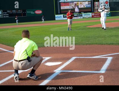 PORTLAND, Maine (août 25, 2017) Yeoman 1ère classe Patrick Parker, affectés à l'USS Constitution, lance la première balle d'un jeu comme les Sea Dogs de Portland une partie de la Semaine de la Marine de Portland. Semaines de la marine la une variété d'actifs, l'équipement et de sensibilisation du personnel sur une seule ville pour une semaine de série d'engagements avec les principaux prescripteurs et organismes représentant tous les secteurs du marché. (U.S. Photo par marine Spécialiste de la communication de masse 3 Classe Casey Azouz/libérés) Banque D'Images