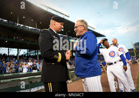 Le major-général Joseph Martin, gauche, général commandant de la 1re Division d'infanterie, répond aux Cubs de Chicago manager Joe Maddon au oursons vs. jeu Pirates de Pittsburgh à Wrigley Field, le 28 août 2017. Martin, commande et le Sgt. Le major Joseph Cornelison, sergent-major de commandement de la 1re Division d'infanterie, étaient présents, avec près de 40 000 spectateurs au jeu, de reconnaître l'activation de la division datant de la Première Guerre mondiale. Martin et Cornelison visité Chicago pour célébrer le centenaire de la division pendant la réouverture de la Première Division museum de Cantigny Park à Wheaton, Illi Banque D'Images