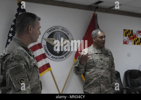 Le lieutenant-général Michael Garrett (droite), Centrale de l'armée américaine, commandant général fournit des conseils au Colonel Mark Beckler, 29e Brigade d'aviation de combat, le commandant et les autres dirigeants clés au cours de sa visite au Camp Buehring, Koweït, 10 août. Les supports de cabine 29 USARCENT en fournissant les moyens de l'aviation à la fois l'exploitation et l'opération Bouclier spartiate résoudre inhérent. (Photo US Army par le sergent. Isolda Reyes) Banque D'Images