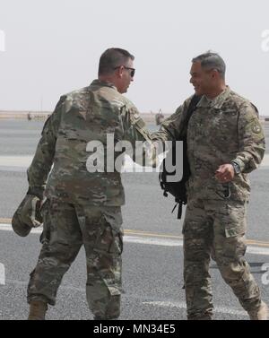 Le colonel Mark Beckler (à gauche), 29e Brigade d'aviation de combat, le général commandant accueille Michael Garrett, centrale de l'armée américaine, commandant général au Camp Buehring, Koweït, 10 août. Garrett est allé au Camp Buehring de parler avec les membres de la 29e CAB. Les supports de cabine 29 USARCENT en fournissant les moyens de l'aviation à la fois l'exploitation et l'opération Bouclier spartiate résoudre inhérent. (Photo US Army par le sergent. Isolda Reyes) Banque D'Images