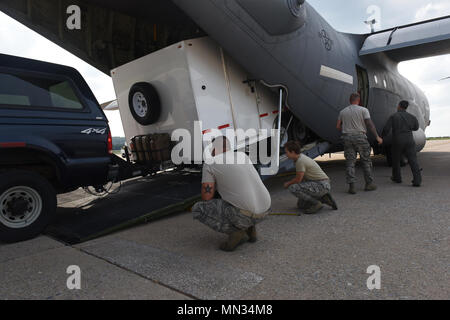 Aviateurs de la 193e escadre aérienne des opérations spéciales du port assure l'équipement d'être chargé dans un C-130J Hercules est chargé le 28 août 2017 en toute sécurité. Une équipe d'aviateurs du 271e Escadron des communications de combat, le Groupe de soutien régional 193e, 193e Escadre d'opérations spéciales, Pennsylvania Air National Guard, est envoyé au Texas avec leur capacité de communication Site de l'incident à la remorque de l'aide sur l'ouragan Harvey les efforts de secours. L'équipement permet aux premiers intervenants civils pour communiquer avec des moyens militaires sur le terrain. (Garde nationale aérienne des États-Unis photo par le Sgt. Matt Schwartz/ Banque D'Images