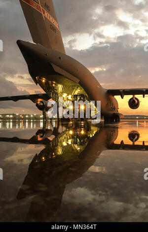 Un U.S. Air Force l'arrimeur affecté à la 164e Airlift Wing, New York Air National Guard dirige un chariot élévateur tout-terrain sur un aéronef C-17 pour appuyer les opérations de sauvetage dans le Texas, à la suite de l'ouragan Harvey, à la base de la Garde nationale aérienne du Kentucky à Louisville, Kentucky, le 29 août 2017. Plus de 30 gardes de l'air du Kentucky et 90 tonnes de matériel ont été transportés par avion de Louisville à Houston pour défendre une évacuation aéromédicale et air cargo hub. (U.S. Photo de la Garde nationale aérienne par le Lieutenant-colonel Dale Greer) Banque D'Images