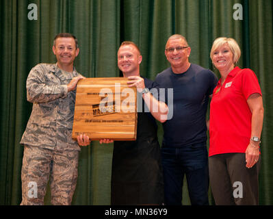 Le colonel Bradley McDonald, 88e Escadre, Base de l'air maître présente le Sgt. Jacob Hellickson, 124e escadron du Renseignement du Bureau de l'Inspecteur général, avec le trophée pour le Mess Madness concours culinaire organisé par l'USO 22 août 2017, à Wright-Patterson Air Force Base, Ohio. Le célèbre chef Robert Irvine et Sherry Ems, ASS, le centre et le Sud de l'Ohio directeur, étaient également sur place pour l'exposé. (U.S. Photo de l'Armée de l'air par R.J. Oriez) Banque D'Images