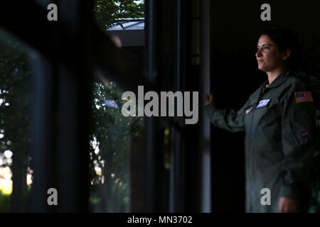 Les cadres supérieurs de l'US Air Force Airman Amanda Mégara, du New Jersey Air National Guard's 108th Wing, représente un portrait dans l'aérogare des passagers de Joint Base McGuire-Dix-Lakehurst, N.J., le 20 août 2017. Mégara, un vol medic, dépêche à Andersen Air Force Base, Guam. (U.S. Air National Guard photo par le Sgt. Matt Hecht/libérés) Banque D'Images
