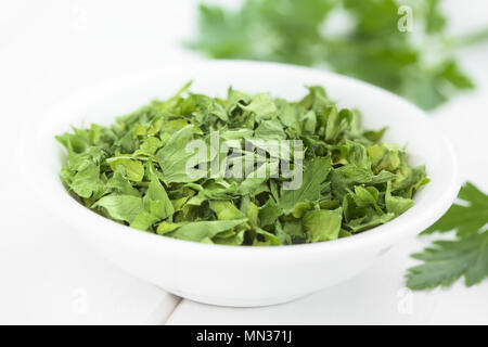 Les feuilles de persil séché dans un petit bol (Selective Focus, mise au point au milieu de l'image) Banque D'Images