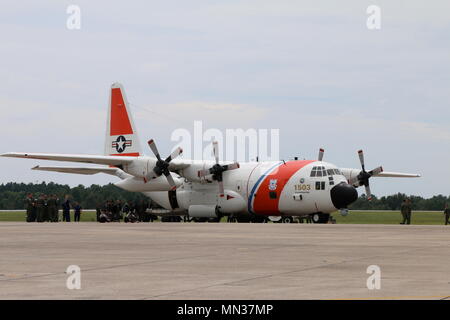 Un air de la Garde côtière canadienne Clearwater Station HC-130 équipe de sauvetage déleste fournitures et personnel navigant à l'aviation de la Garde côtière canadienne Centre de formation mobile dans l'appui de l'ouragan Harvey les efforts de secours. La Garde côtière a déployé des moyens et des ressources de l'ensemble du pays afin de créer une force de réaction durable. Avec la permission de la Garde côtière canadienne (photo). Banque D'Images