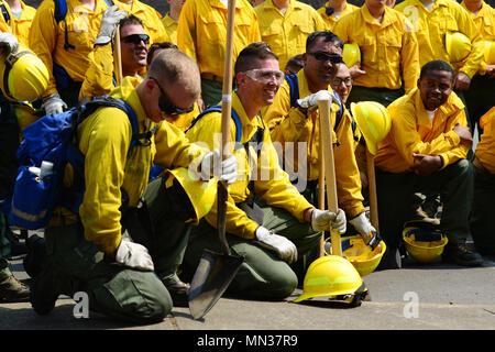 Les soldats de la Garde nationale de l'Armée de l'Oregon pour écouter un exposé au cours de leur formation de pompier terre sauvage à l'Oregon Department of Normes de Sécurité publique et de la formation (DPSST) à Salem, Oregon, le 28 août 2017. Près de 125 Citizen-Soldiers à partir de la 41ème Infantry Brigade Combat Team se porte volontaire pour rejoindre le deuxième tour du personnel, également connu sous le nom de NG-2, activé par le gouverneur Kate Brown pour aider avec les incendies à travers l'état de l'Oregon. La Garde nationale de l'Oregon est actuellement attribué à trois différents incendies dans le centre et le sud de l'Oregon ; l'eau vive, des Cascades, complexes et Bar Chetco Banque D'Images