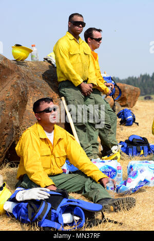 Les soldats de la Garde nationale de l'Armée de l'Oregon prendre une pause afin d'hydrater pendant la formation de pompier terre sauvage de la Oregon Ministère de la sécurité publique des normes et de la formation (DPSST) à Salem, Oregon, le 28 août 2017. Près de 125 Citizen-Soldiers à partir de la 41ème Infantry Brigade Combat Team se porte volontaire pour rejoindre le deuxième tour du personnel, également connu sous le nom de NG-2, activé par le gouverneur Kate Brown pour aider avec les incendies à travers l'état de l'Oregon. La Garde nationale de l'Oregon est actuellement attribué à trois différents incendies dans le centre et le sud de l'Oregon ; l'eau vive, des Cascades, complexes et Bar Chetco fi Banque D'Images