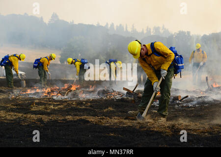 Les soldats de la Garde nationale de l'Armée de l'Oregon pratique contenant les incendies sur le terrain lors d'un entraînement physique à l'Oregon Department of Normes de Sécurité publique et de la formation (DPSST) à Salem, Oregon, le 28 août 2017. Près de 125 Citizen-Soldiers à partir de la 41ème Infantry Brigade Combat Team se porte volontaire pour rejoindre le deuxième tour du personnel, également connu sous le nom de NG-2, activé par le gouverneur Kate Brown pour aider avec les incendies à travers l'état de l'Oregon. La Garde nationale de l'Oregon est actuellement attribué à trois différents incendies dans le centre et le sud de l'Oregon ; l'eau vive, des Cascades, complexes et Chetco B Banque D'Images