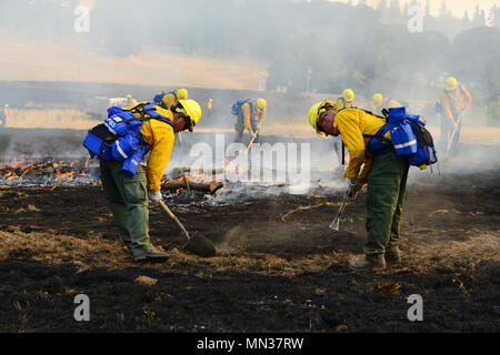 Les soldats de la Garde nationale de l'Armée de l'Oregon pratique contenant les incendies sur le terrain lors d'un entraînement physique à l'Oregon Department of Normes de Sécurité publique et de la formation (DPSST) à Salem, Oregon, le 28 août 2017. Près de 125 Citizen-Soldiers à partir de la 41ème Infantry Brigade Combat Team se porte volontaire pour rejoindre le deuxième tour du personnel, également connu sous le nom de NG-2, activé par le gouverneur Kate Brown pour aider avec les incendies à travers l'état de l'Oregon. La Garde nationale de l'Oregon est actuellement attribué à trois différents incendies dans le centre et le sud de l'Oregon ; l'eau vive, des Cascades, complexes et Chetco B Banque D'Images