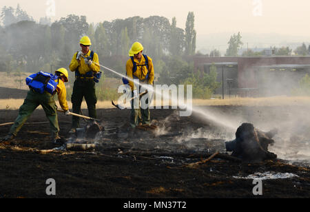 Les soldats de la Garde nationale de l'Armée de l'Oregon pratique contenant les incendies sur le terrain lors d'un entraînement physique à l'Oregon Department of Normes de Sécurité publique et de la formation (DPSST) à Salem, Oregon, le 28 août 2017. Près de 125 Citizen-Soldiers à partir de la 41ème Infantry Brigade Combat Team se porte volontaire pour rejoindre le deuxième tour du personnel, également connu sous le nom de NG-2, activé par le gouverneur Kate Brown pour aider avec les incendies à travers l'état de l'Oregon. La Garde nationale de l'Oregon est actuellement attribué à trois différents incendies dans le centre et le sud de l'Oregon ; l'eau vive, des Cascades, complexes et Chetco B Banque D'Images