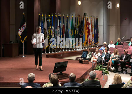 Mme Andrea Lemmond, Université de l'Alabama Huntsville Head coach de basket-ball, s'adresse à un public que l'orateur invité pour une cérémonie en l'honneur de l'égalité des femmes Journée à Redstone Arsenal, New York, 30 août 2017. L'événement a célébré l'héritage des femmes qui ont servi et continuent de servir dans les Forces armées. (U.S. Photo de l'armée par le Sgt. 1re classe Teddy Wade) Banque D'Images