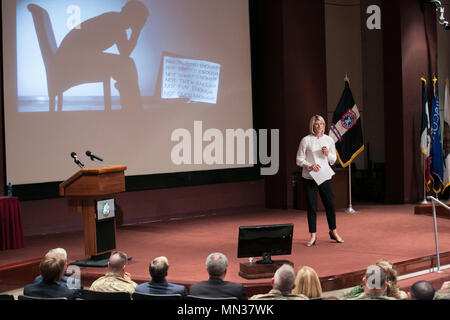 Mme Andrea Lemmond, Université de l'Alabama Huntsville Head coach de basket-ball, s'adresse à un public que l'orateur invité pour une cérémonie en l'honneur de l'égalité des femmes Journée à Redstone Arsenal, New York, 30 août 2017. L'événement a célébré l'héritage des femmes qui ont servi et continuent de servir dans les Forces armées. (U.S. Photo de l'armée par le Sgt. 1re classe Teddy Wade) Banque D'Images