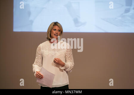 Mme Andrea Lemmond, Université de l'Alabama Huntsville Head coach de basket-ball, s'adresse à un public que l'orateur invité pour une cérémonie en l'honneur de l'égalité des femmes Journée à Redstone Arsenal, New York, 30 août 2017. L'événement a célébré l'héritage des femmes qui ont servi et continuent de servir dans les Forces armées. (U.S. Photo de l'armée par le Sgt. 1re classe Teddy Wade) Banque D'Images