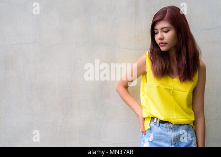 Beautiful teenager girl wearing vibrant jaune shirt Banque D'Images