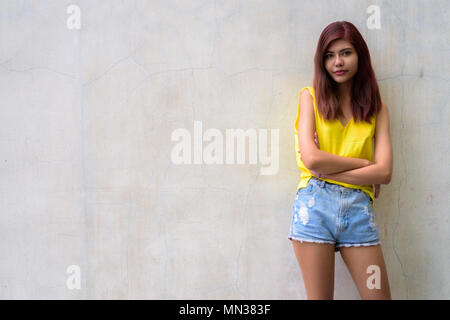 Beautiful teenager girl wearing vibrant jaune shirt Banque D'Images