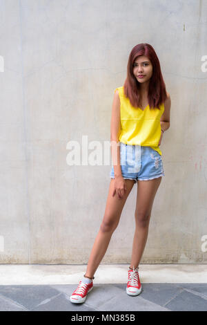 Beautiful teenager girl wearing vibrant jaune shirt Banque D'Images