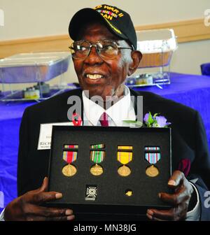 Richard Bell, un 99-ans, qui a participé et Blackstone résident, pose pour des photos avec des médailles il a gagné plus de 72 ans dans la seconde guerre mondiale au cours d'une réunion de famille le 26 août de l'événement à l'Henrico centre de loisirs. Bell a été un participant dans le Red Ball Express opération logistique pendant la guerre. Bell's grand neveu et ancien journaliste Benjamin Sessoms Jr. a découvert il y a un an de son parent n'a jamais reçu des prix relatifs à son service militaire et entamé des efforts pour une présentation officielle. M. Dave Brat avec Brig. Drushal Jeffrey, chef des transports à Fort Lee Banque D'Images