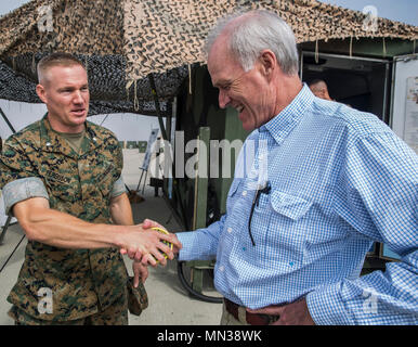 Le Lieutenant-colonel des marines américain Foster Ferguson, le chef de bataillon, avec le 1er Bataillon de maintenance logistique de combat, 15 Régiment, 1er Groupe Logistique Maritime, présente une pièce imprimée en 3D faites par l'expéditionnaire fabricant à Richard Spencer, le secrétaire de la Marine, le Camp Pendleton, en Californie, le 30 août 2017. 1er Bataillon de maintenance ont reçu leur 3-d'imprimante connue comme fabricant d'un corps expéditionnaire en août 2016. (U.S. Marine Corps photo par Lance Cpl. Adam) Dublinske Banque D'Images