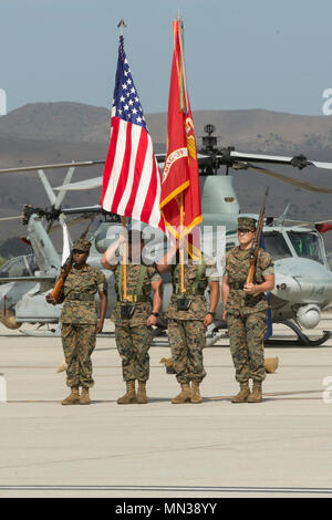 Le 3rd Marine Aircraft Wing color guard prend part à une cérémonie de passation de commandement à bord de Camp Pendleton, en Californie, le 31 août 2017. Le lieutenant-colonel Jamey M. Federico a cédé le commandement au Lieutenant-colonel Ryan A. Cherry. (U.S. Marine Corps photo de la FPC. Haley McMenamin) Banque D'Images