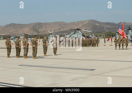 Des marines de l'Escadron d'hélicoptères d'attaque légère Marine 469 participer à une cérémonie de passation de commandement à bord de Camp Pendleton, en Californie, le 31 août 2017. Le lieutenant-colonel Jamey M. Federico a cédé le commandement au Lieutenant-colonel Ryan A. Cherry. (U.S. Marine Corps photo de la FPC. Haley McMenamin) Banque D'Images