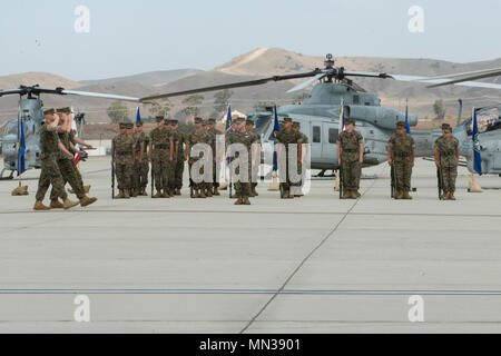 Le lieutenant-colonel Ryan A. Cherry traite de la Marine au cours de sa cérémonie de passation de commandement à bord de Camp Pendleton, en Californie, le 31 août 2017. Le lieutenant-colonel Jamey M. Federico a cédé le commandement au Lieutenant-colonel Ryan A. Cherry. (U.S. Marine Corps photo de la FPC. Haley McMenamin) Banque D'Images