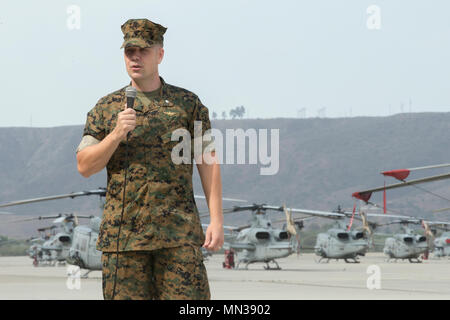 Le lieutenant-colonel Ryan A. Cherry traite de personnes au cours de sa cérémonie de passation de commandement à bord de Camp Pendleton, en Californie, le 31 août 2017. Le lieutenant-colonel Jamey M. Federico a cédé le commandement au Lieutenant-colonel Ryan A. Cherry. (U.S. Marine Corps photo de la FPC. Haley McMenamin) Banque D'Images