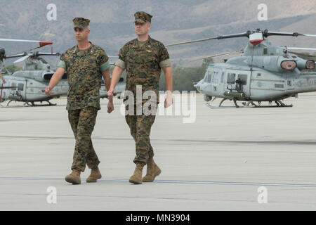 Le lieutenant-colonel Jamey M. Federico, à gauche, et le lieutenant-colonel Ryan A. Cherry, droit, mars pendant leur cérémonie de passation de commandement à bord de Camp Pendleton, en Californie, le 31 août 2017. Le lieutenant-colonel Jamey M. Federico a cédé le commandement au Lieutenant-colonel Ryan A. Cherry. (U.S. Marine Corps photo de la FPC. Haley McMenamin) Banque D'Images