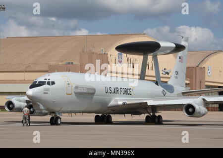 Les aviateurs de la 552nd Air Control Wing préparer un E-3 Système aéroporté d'alerte et de contrôle des avions pour une mission dans le cadre de l'action humanitaire pour l'ouragan Harvey July 30, 2017, Tinker Air Force Base, Texas. E-3 AWACS avions ont été battant de Tinker AFB pour fournir radar aéroporté et relais de communication capacité de l'aéronef et les contrôleurs impliqués dans les opérations de secours et d'évacuation dans la région de Houston. (U.S. Air Force photo/Greg L. Davis) Banque D'Images