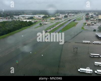 Le déploiement d'un hélicoptère de la Garde côtière de l'équipage de la base d'opération avancée Mugu, Oxnard, Californie, des enquêtes d'endommager à Port Arthur, au Texas, en réponse à l'ouragan Harvey 30 Août, 2017. L'équipage de Mugu FOB de sauver plus de 29 vies et a aidé près de 70 qui ont été touchés par les inondations eaux. Photo de la Garde côtière des États-Unis. Banque D'Images