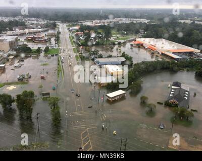 Le déploiement d'un hélicoptère de la Garde côtière de l'équipage de la base d'opération avancée Mugu, Oxnard, Californie, sondages dommages en orange, au Texas, en réponse à l'ouragan Harvey 30 Août, 2017. L'équipage de Mugu FOB de sauver plus de 29 vies et a aidé près de 70 qui ont été touchés par les inondations eaux. Photo de la Garde côtière des États-Unis. Banque D'Images