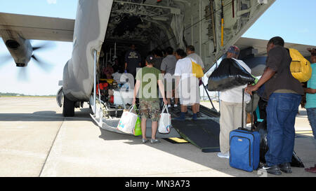 HC-130J combat King II est un avion de recherche et de sauvetage à long rayon d'action exploité par l'United States Air Force et dérivé du Lockheed Martin C-130J Super Hercules. Le 31 août 2017, des personnes évacuées ont embarqué à bord de l'avion à l'aéroport régional John Brooks de Beaumont, Texas, dans le cadre des opérations de secours de l'ouragan Harvey. L'image d'archives documente l'évacuation des civils coordonnée avec les autorités fédérales. Banque D'Images