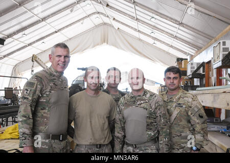 Le Général Victor Braden, 35e Division d'infanterie, commandant général de l'aviation de combat visites 29e Brigade de bataille dans le cadre de sa pratique au Camp Taji, l'Iraq, le 21 août 2017. Braden a fourni une orientation et des conseils qu'il a rencontré les principaux dirigeants et acquis une meilleure compréhension sur les capacités des unités subordonnées à la 35e Inf. Div. Au cours de sa visite officielle. (U.S. Photo de l'armée par le sergent. Isolda Reyes) Banque D'Images