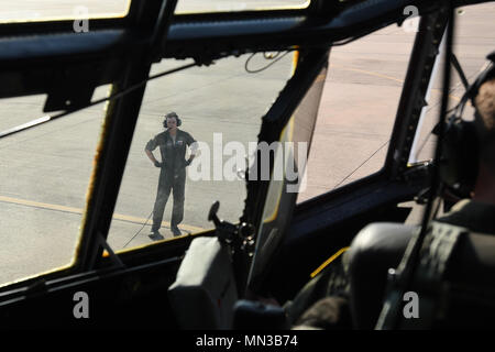 Le s.. Zack Babbidge, 181e Escadron de transport aérien l'arrimeur, surveille le moteur démarre pour un C-130H2 Hercules à Fort Worth Naval Air Station Joint Reserve Base avant un départ vers Houston, au Texas, 30 août 2017. Le vol sur le Hercules C-130H2 déposé le personnel médical et l'équipement à partir de la 136e et la 137e Groupe médical Groupe médical des opérations spéciales et des évacuations aéromédicales 137e Escadron de soutien de l'ouragan Harvey les efforts de secours. (Photo de la Garde nationale aérienne Aviateur Senior De'Jon Williams/libérés) Banque D'Images